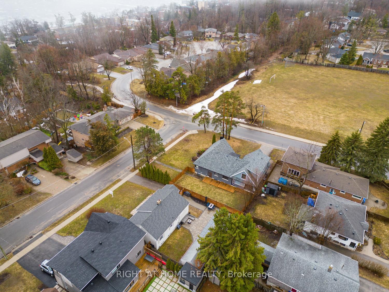 Detached House for sale at 52 Highland Avenue, Barrie, Ontario, L4M 1N3 - Codrington - MLS: S12986770