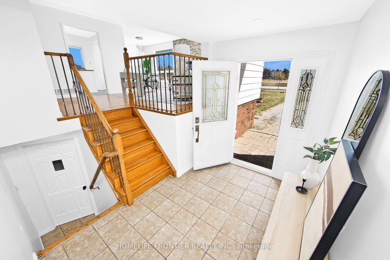 326 Little Ave, Barrie, L4N 2Z6 | Image 3