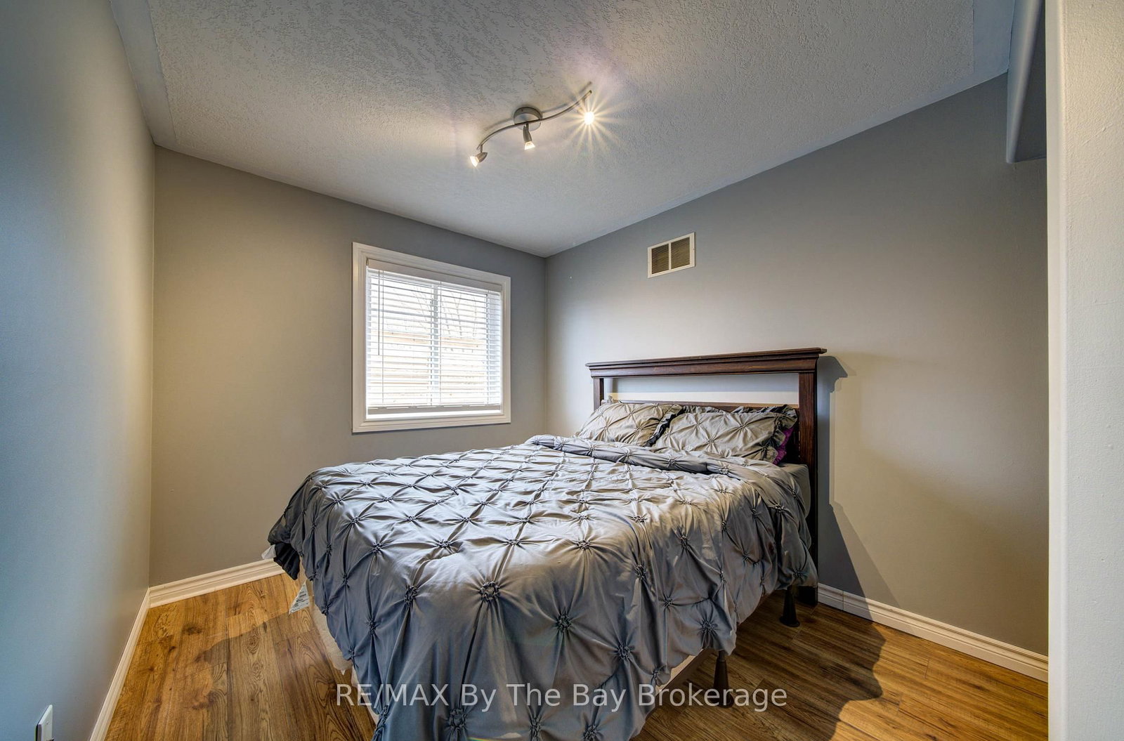 Detached House for sale at 229 Atkinson Street, Clearview, Ontario, L0M 1S0 - Stayner - MLS: S12989364