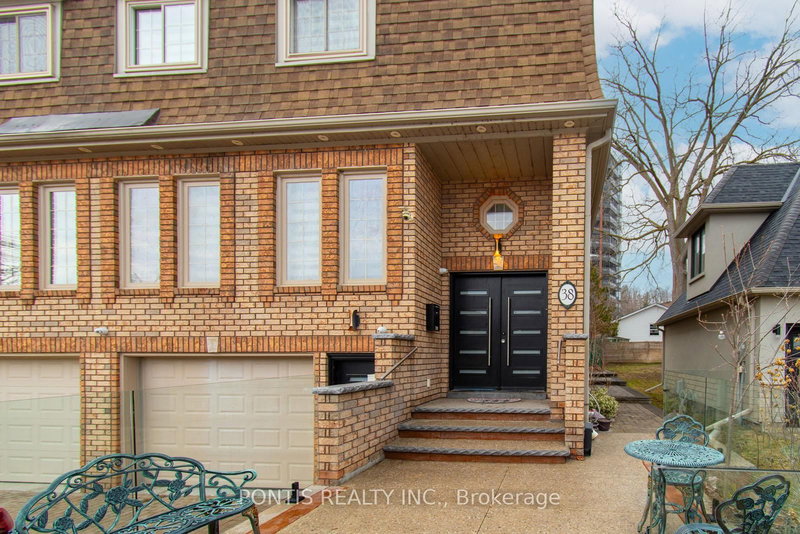 38 Kempenfelt Dr, Barrie, L4M 1B9 | Image 3