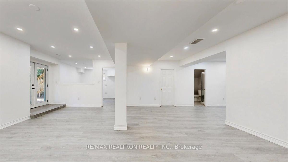 Detached House for sale at 19 Tamarack Trail, Barrie, Ontario, L4N 9S1 - Bayshore - MLS: S12990004