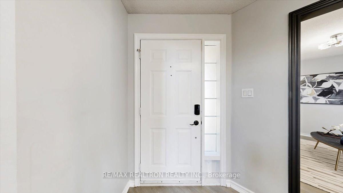 Detached House for sale at 19 Tamarack Trail, Barrie, Ontario, L4N 9S1 - Bayshore - MLS: S12990004