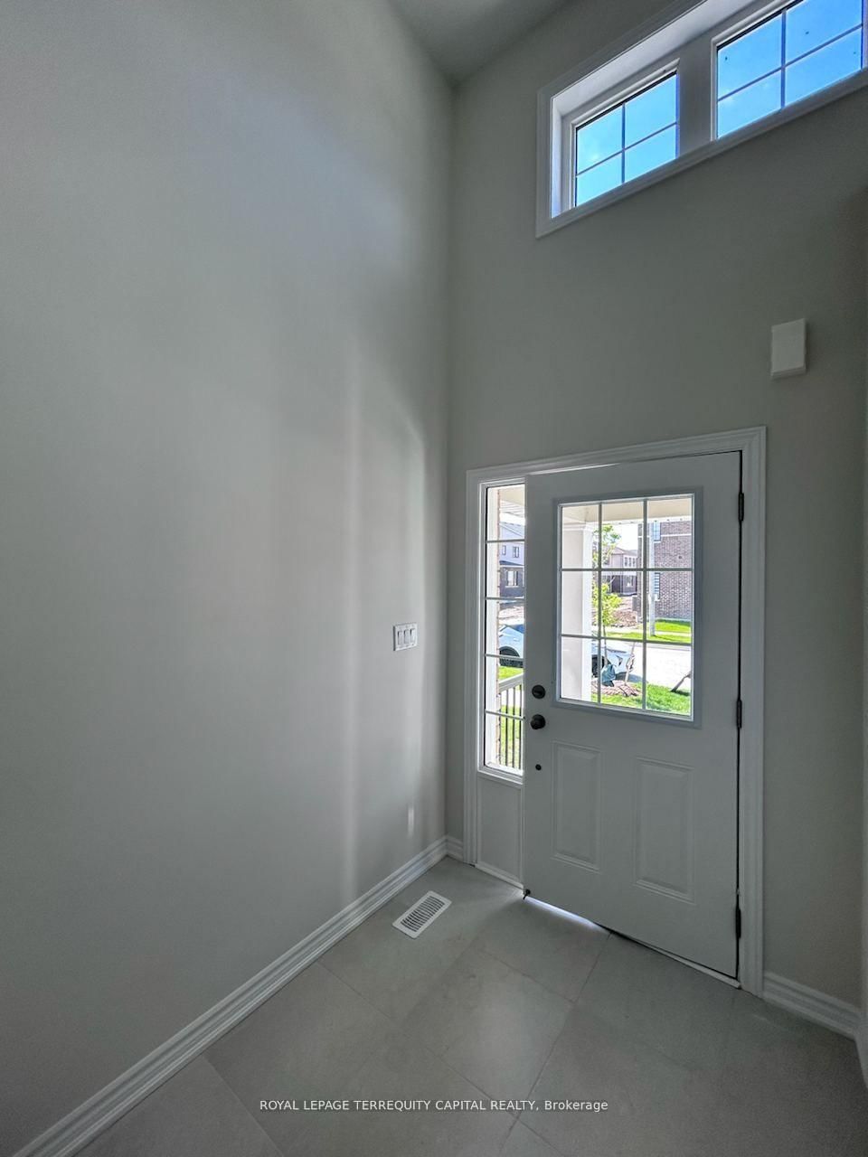 26 Valleybrook Road, Unit Upper - Photo 2