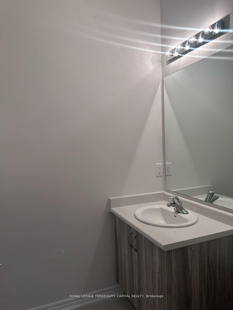 26 Valleybrook Road, Unit Upper - Photo 8