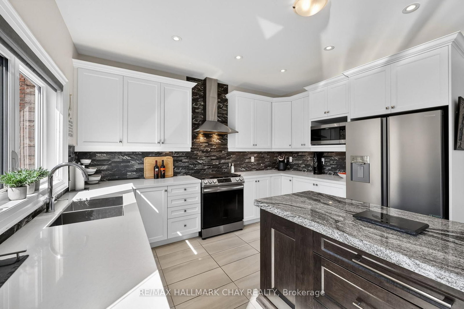 Detached House for sale at 2 Cypress Point Street, Barrie, Ontario, L4N 6J9 - Holly - MLS: S12992724