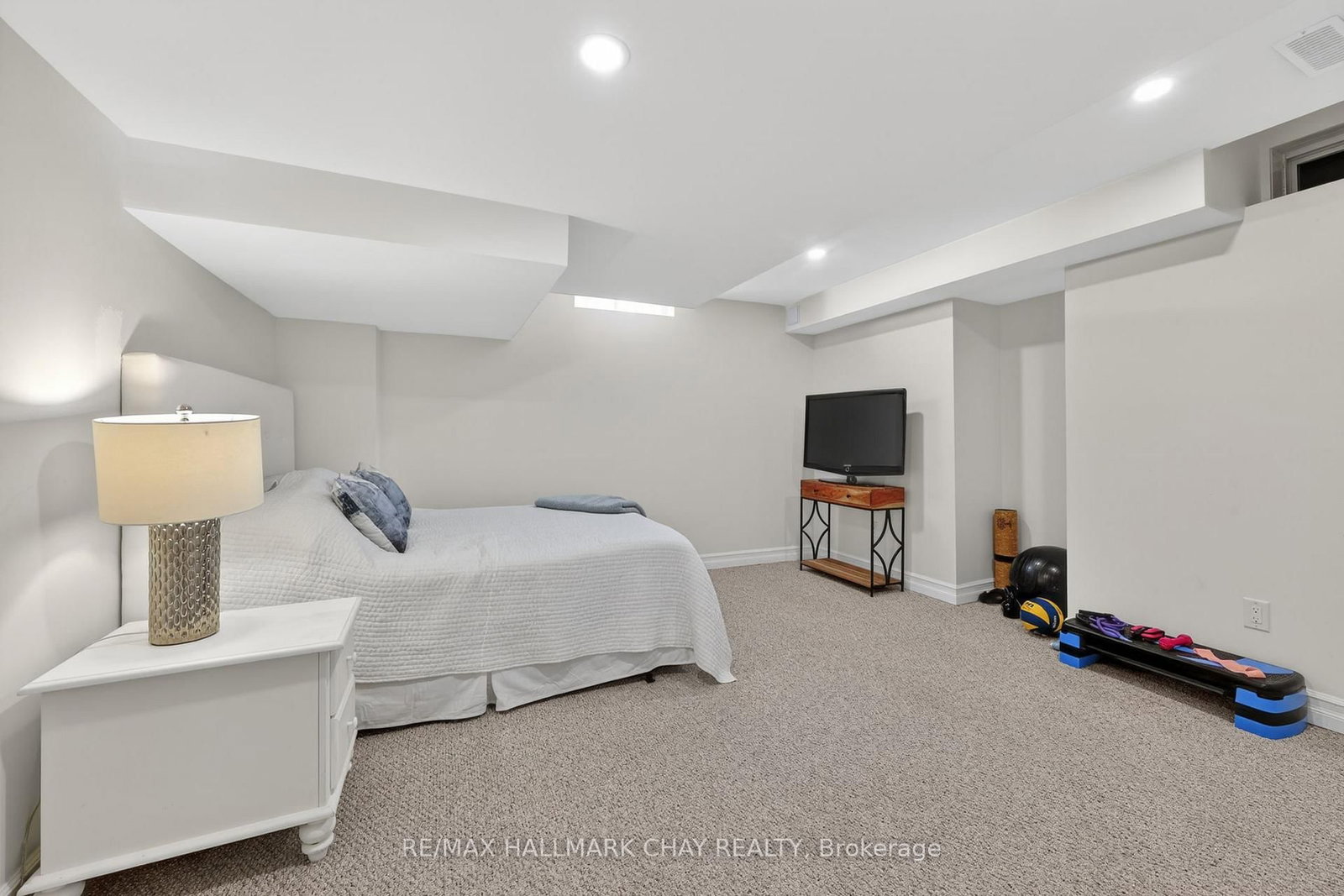 Detached House for sale at 2 Cypress Point Street, Barrie, Ontario, L4N 6J9 - Holly - MLS: S12992724