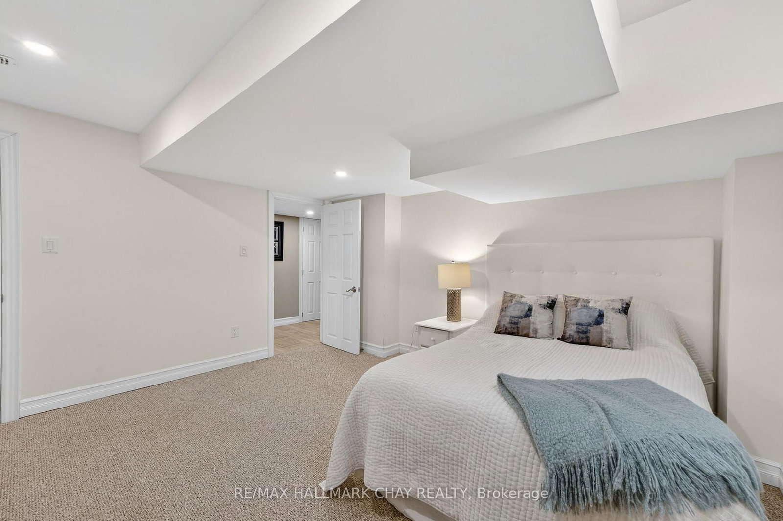 Detached House for sale at 2 Cypress Point Street, Barrie, Ontario, L4N 6J9 - Holly - MLS: S12992724