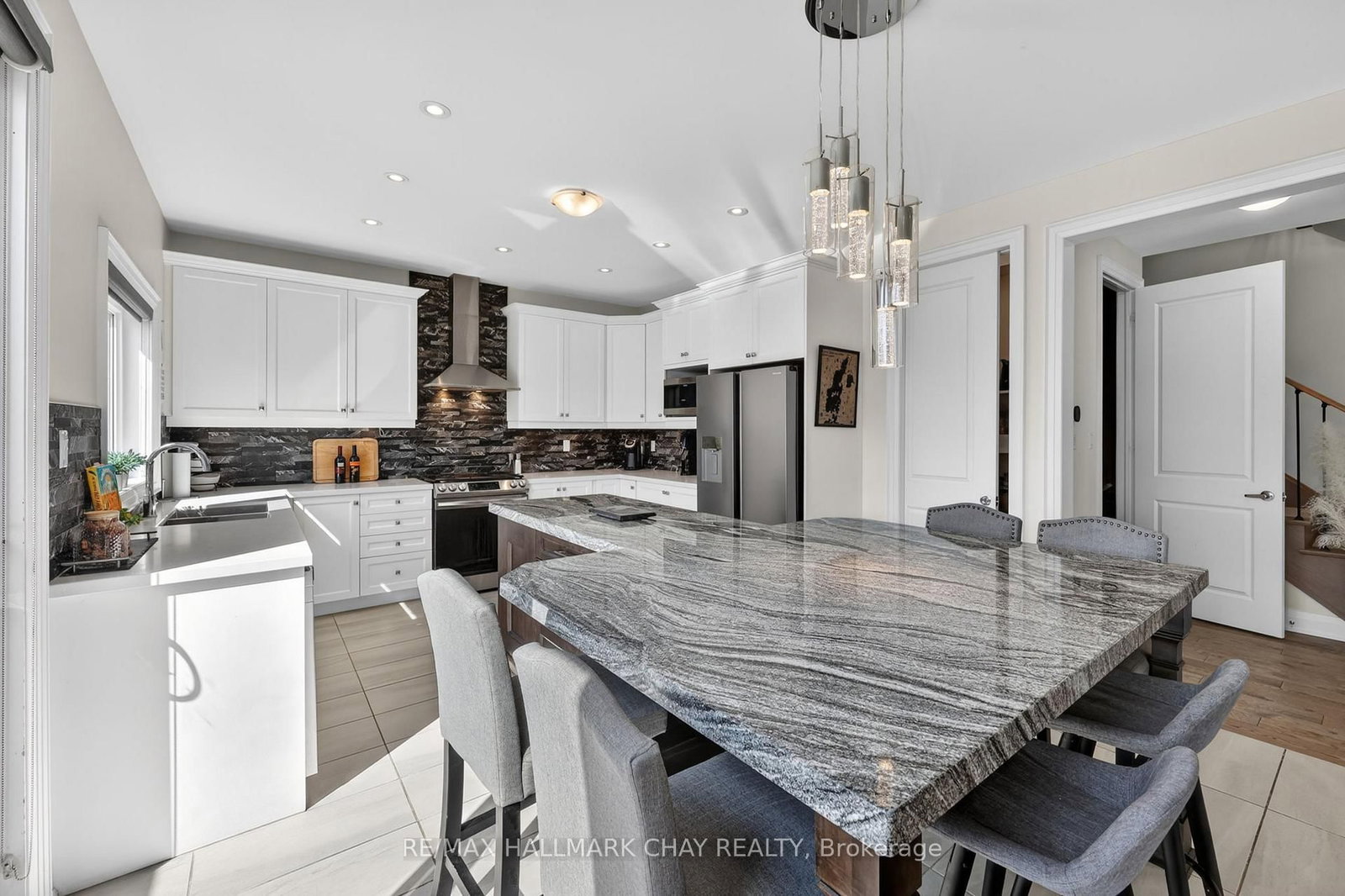 Detached House for sale at 2 Cypress Point Street, Barrie, Ontario, L4N 6J9 - Holly - MLS: S12992724