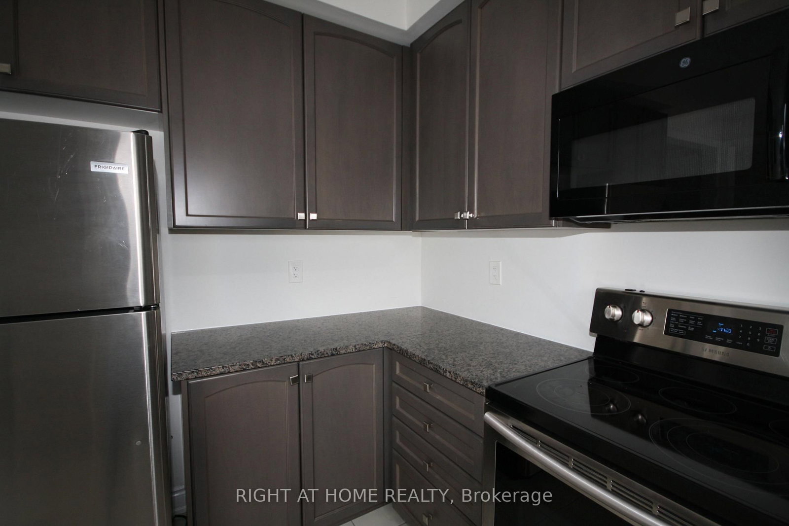 Detached House for sale at 66 White Crescent, Barrie, Ontario, L4N 5Z9 - Holly - MLS: S12993554