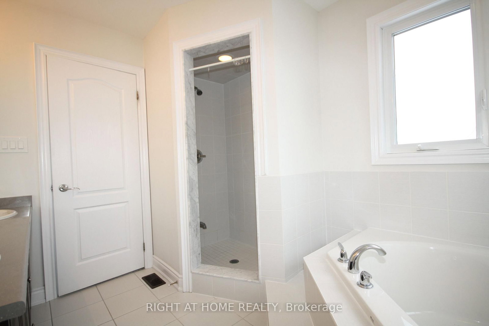 Detached House for sale at 66 White Crescent, Barrie, Ontario, L4N 5Z9 - Holly - MLS: S12993554