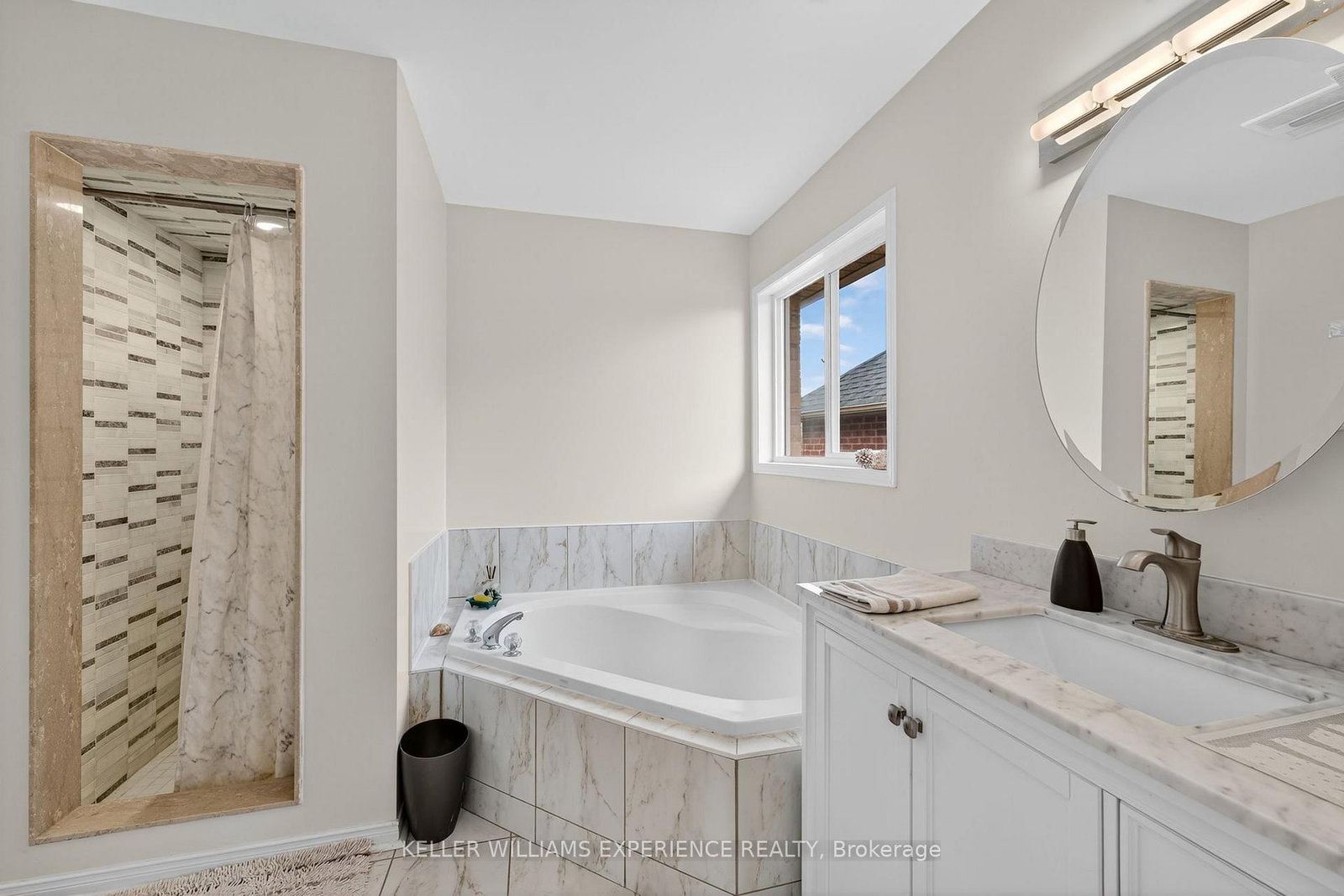 Detached House for sale at 124 Tunbridge Road, Barrie, Ontario, L4M 6T1 - Georgian Drive - MLS: S12993712