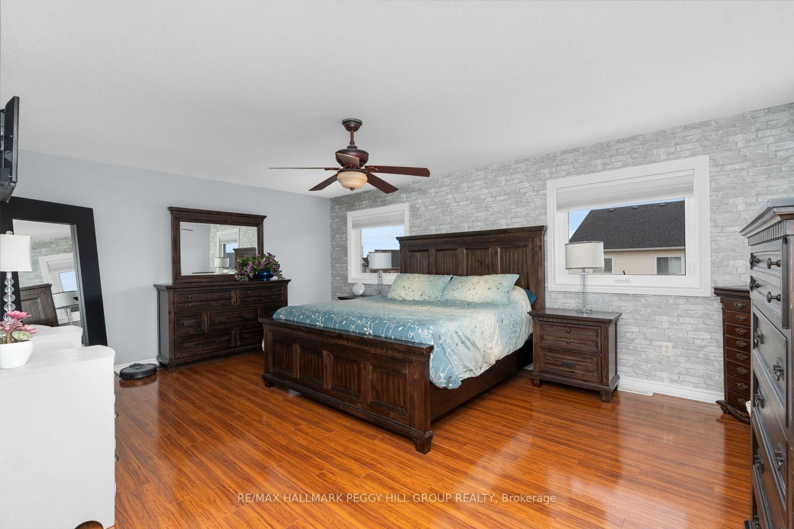 Detached House for sale at 20 The Queensway, Barrie, Ontario, L4M 7H6 - Innis-Shore - MLS: S12995294