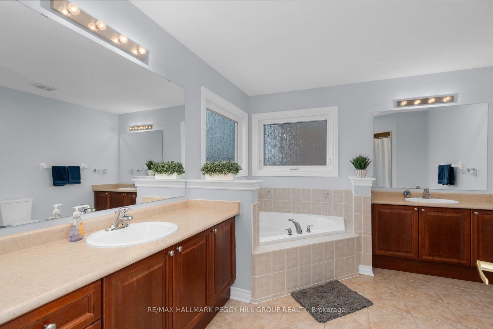 Detached House for sale at 20 The Queensway, Barrie, Ontario, L4M 7H6 - Innis-Shore - MLS: S12995294