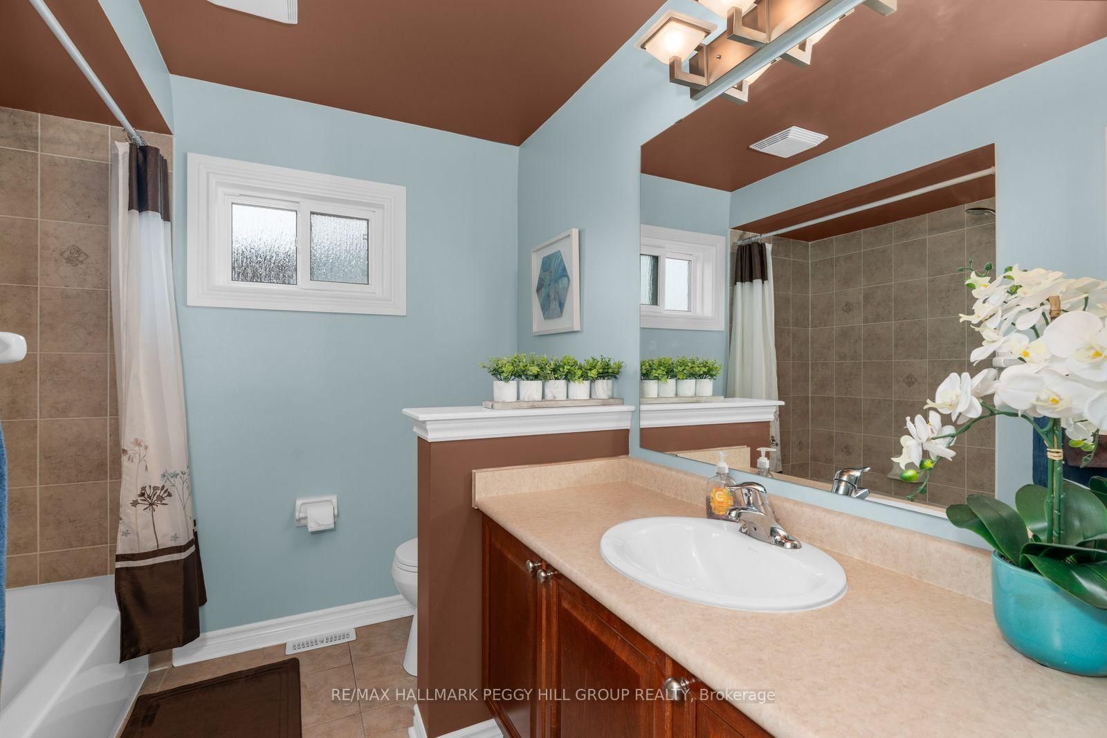 Detached House for sale at 20 The Queensway, Barrie, Ontario, L4M 7H6 - Innis-Shore - MLS: S12995294