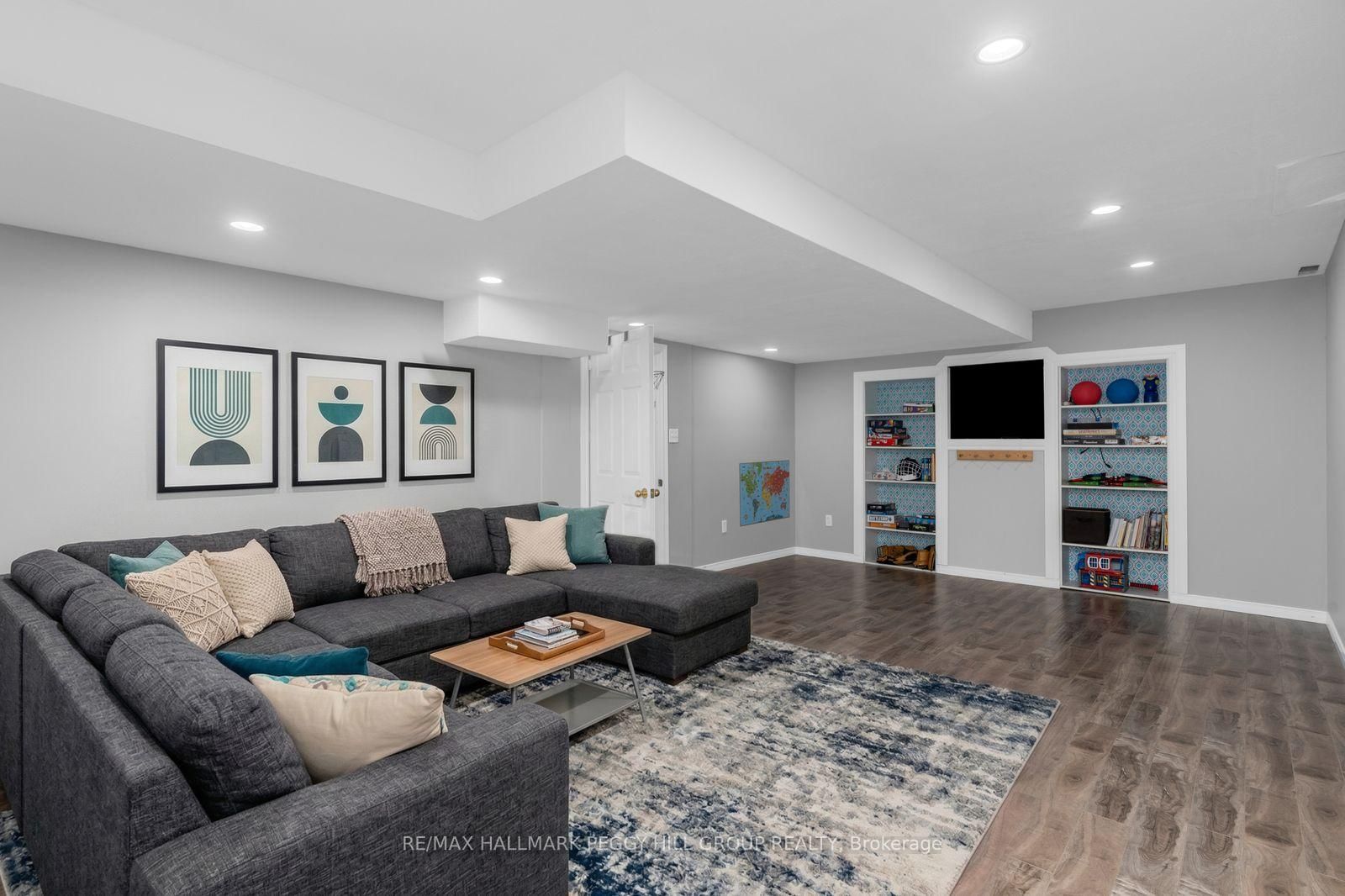 Detached House for sale at 20 The Queensway, Barrie, Ontario, L4M 7H6 - Innis-Shore - MLS: S12995294