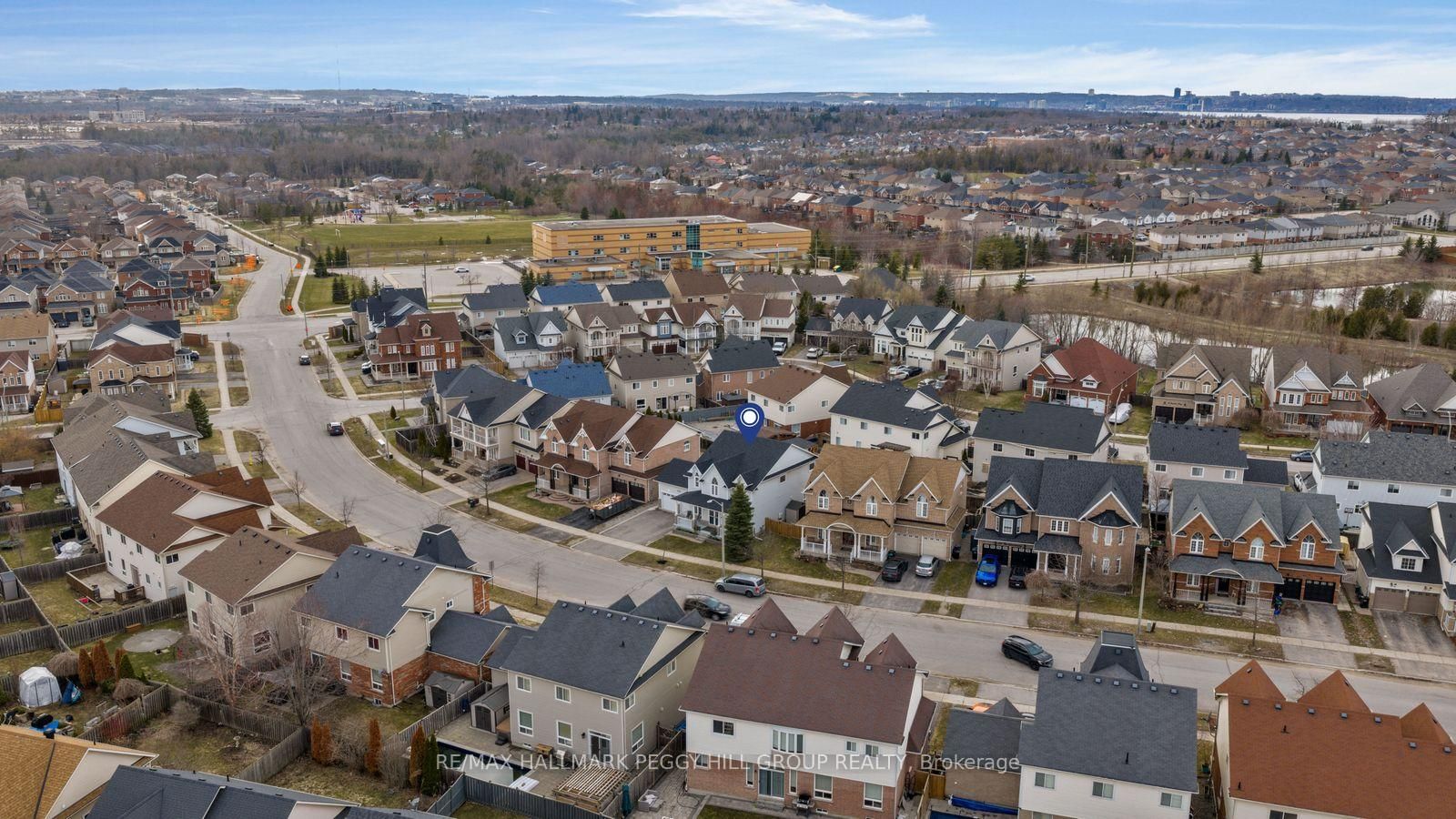 Detached House for sale at 20 The Queensway, Barrie, Ontario, L4M 7H6 - Innis-Shore - MLS: S12995294