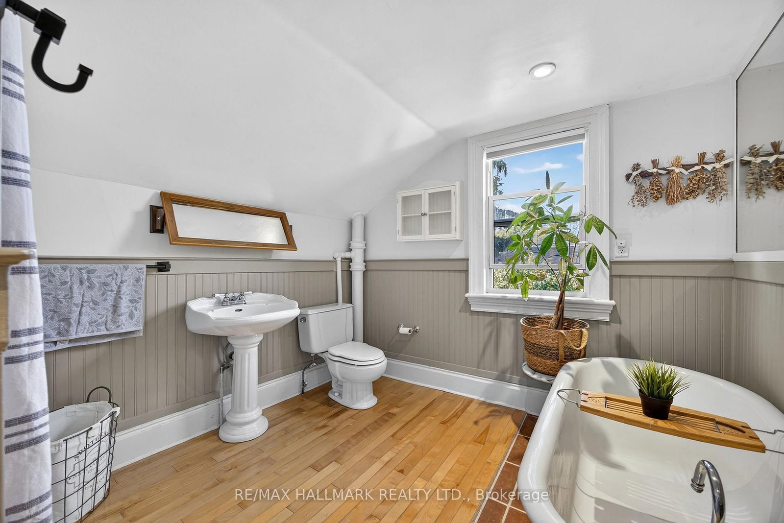 Detached House for sale at 84 Wellington Street, Barrie, Ontario, L4M 3K9 - Wellington - MLS: S12997994