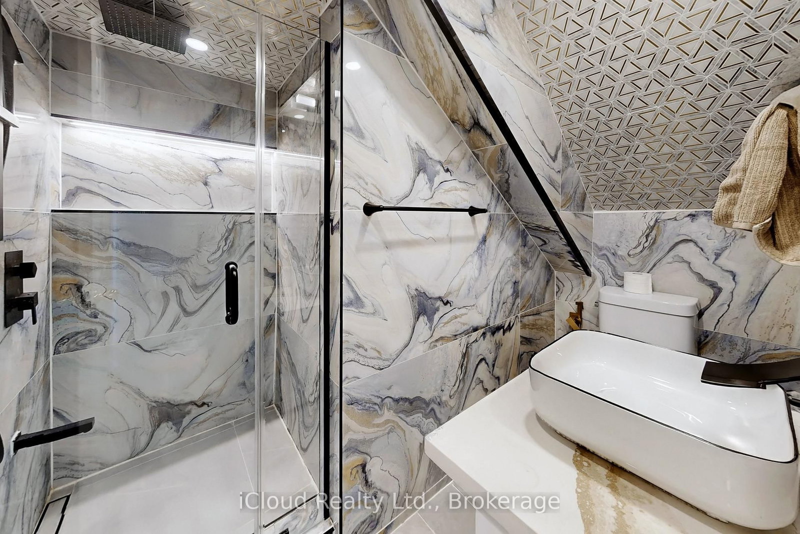 Detached House for sale at 197 Mapleton Avenue, Barrie, Ontario, L4N 8T5 - Holly - MLS: S12999714