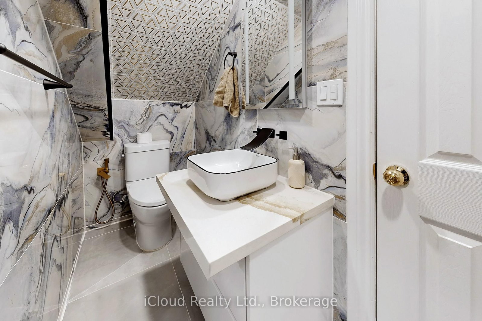 Detached House for sale at 197 Mapleton Avenue, Barrie, Ontario, L4N 8T5 - Holly - MLS: S12999714