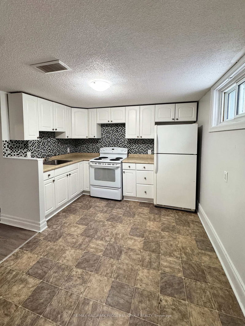 Lower - 124 Berczy St, Barrie, L4M 3R4 | Image 2