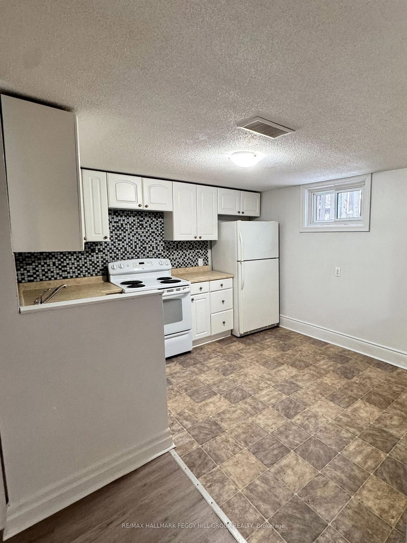 Lower - 124 Berczy St, Barrie, L4M 3R4 | Image 3