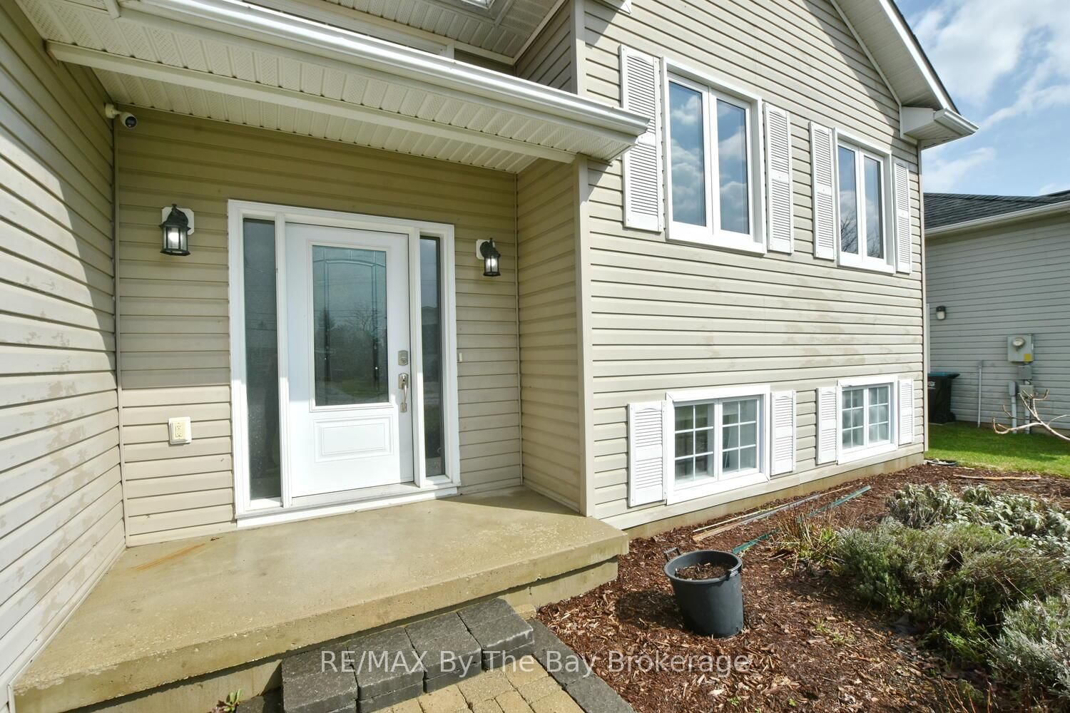 Detached House for sale at 215 Montreal Street, Clearview, Ontario, L0M 1S0 - Stayner - MLS: S13005416