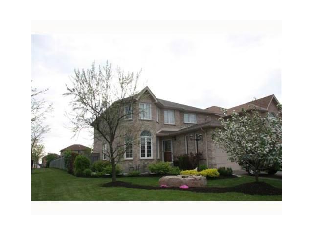 14 Round Leaf Crt, Barrie, L4N 9N3 | Image 2