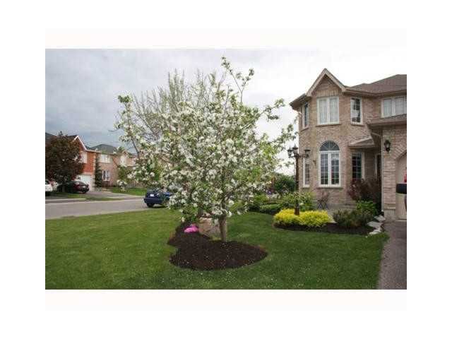 14 Round Leaf Crt, Barrie, L4N 9N3 | Image 3