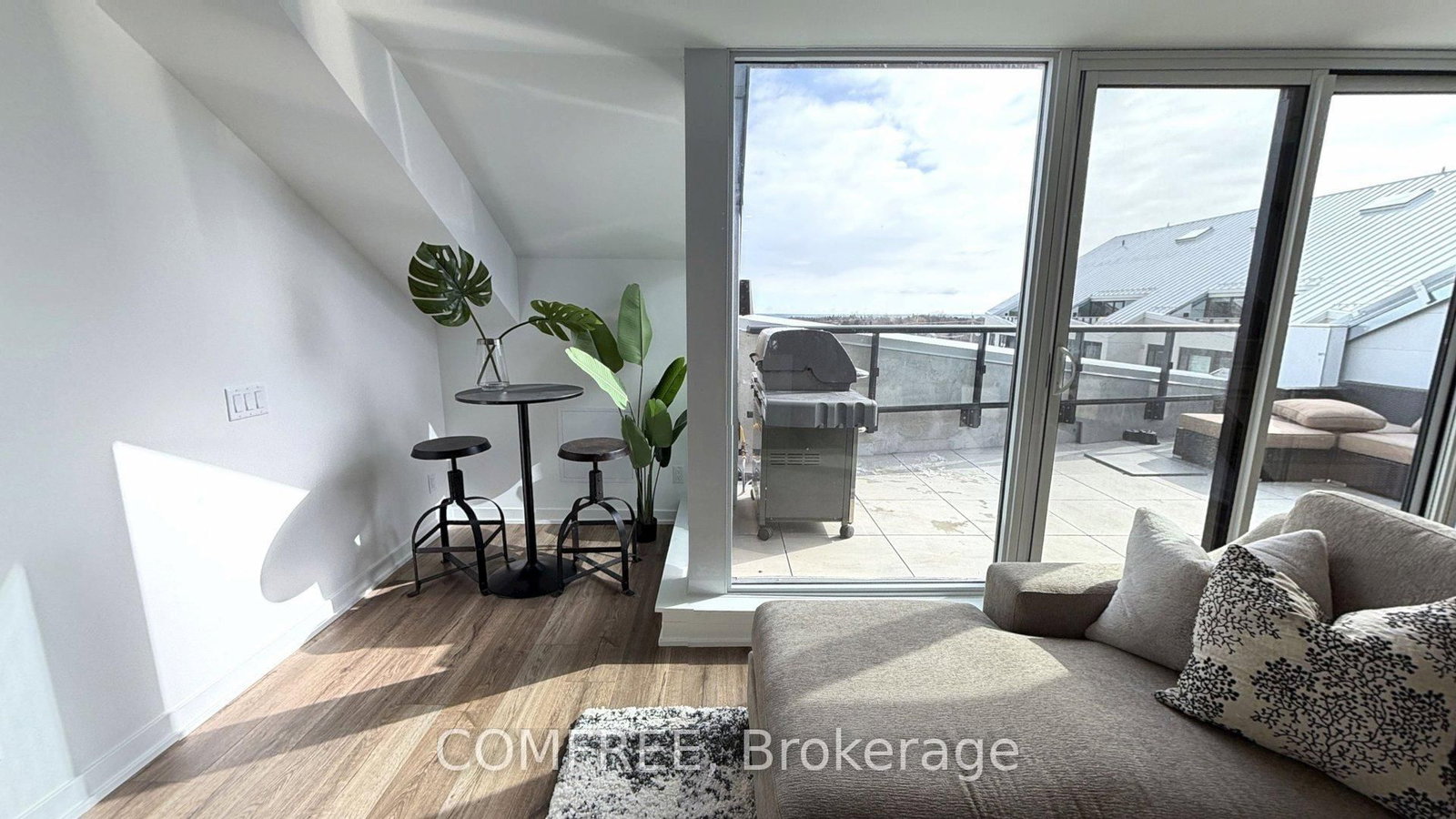 31 Huron Street, Unit 622 - Photo 8