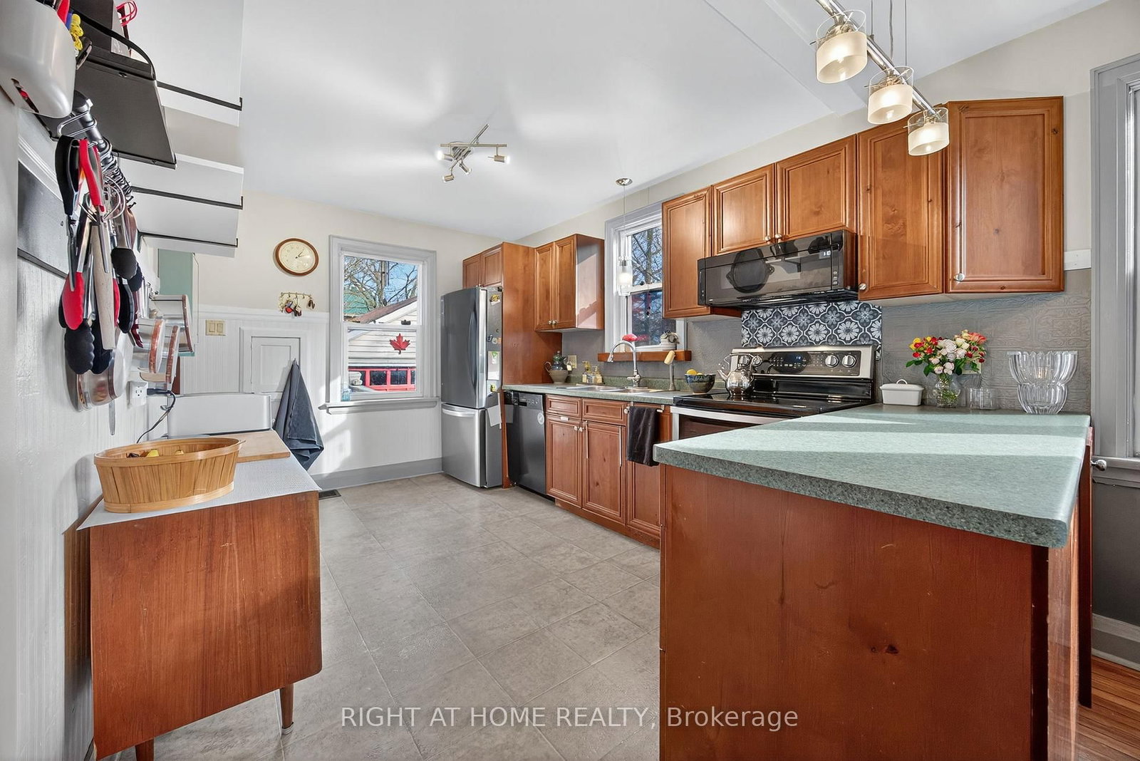 Detached House for sale at 25 Thomson Street, Barrie, Ontario, L4N 1X4 - Queen's Park - MLS: S13013342