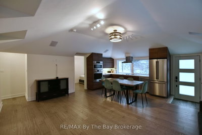 15 61st Street S • Wasaga Beach, ON photo 4