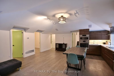 15 61st Street S • Wasaga Beach, ON photo 6