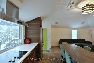 15 61st Street S • Wasaga Beach, ON photo 8