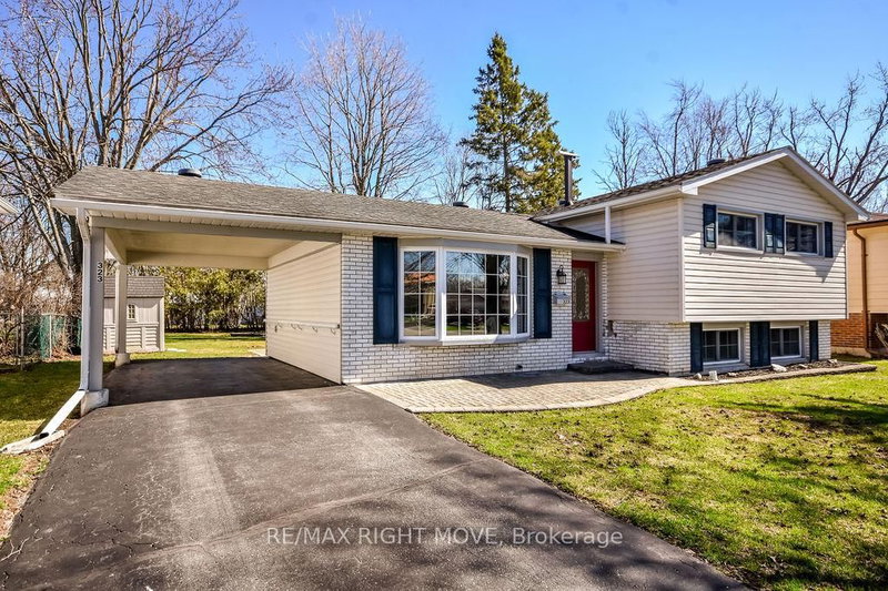 323 Collins Dr, Orillia, L3V 1E5 | Image 2