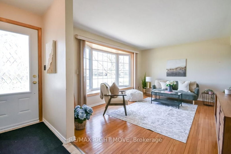 323 Collins Dr, Orillia, L3V 1E5 | Image 3