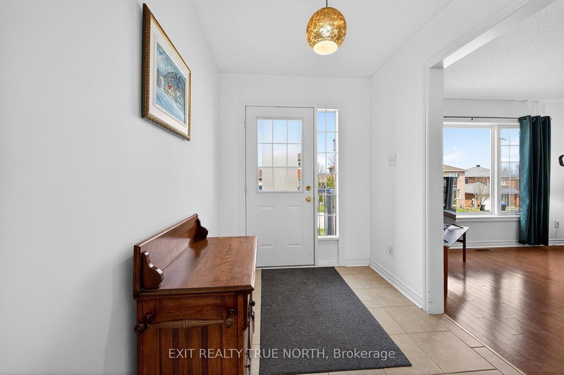 1021 Whitney Cres, Midland, L4R 5N3 | Image 2