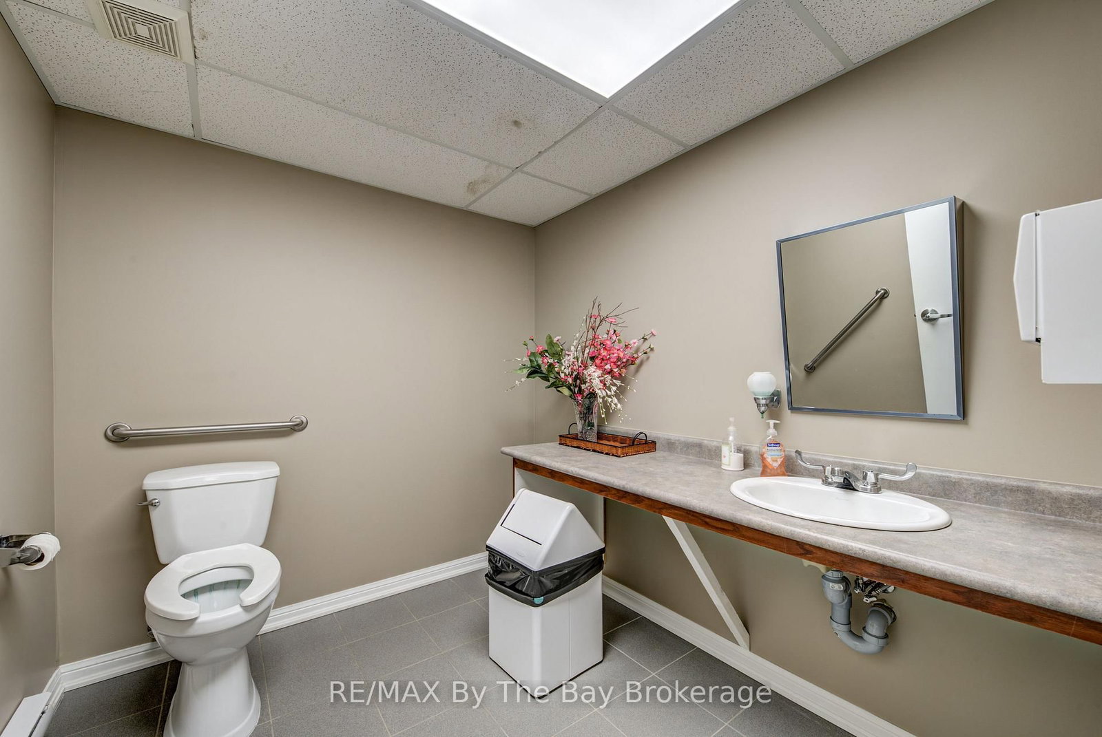 16 Westbury Road, Unit 202 - Photo 5