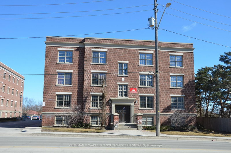 359-363 Duckworth St, Barrie, L4M 3X8 | Image 3