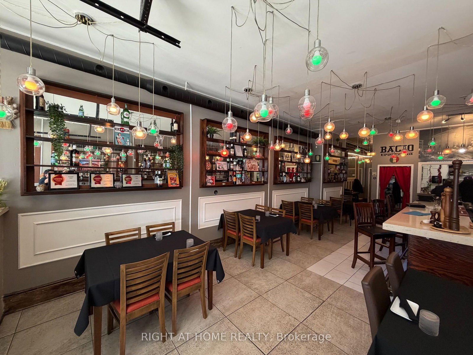 62 Dunlop Street W - Photo 2