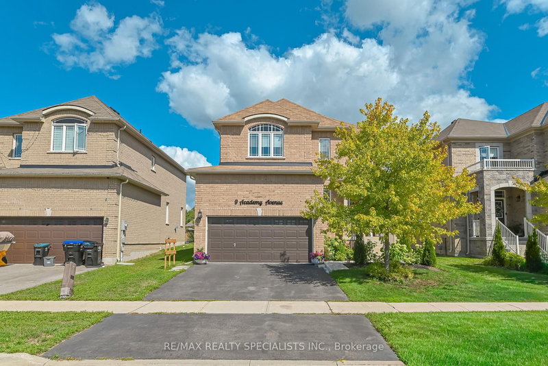 9 Academy Ave, Wasaga Beach, L9Z 1J4 | Image 2