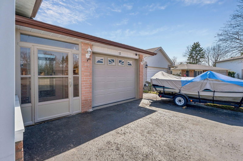 11 Charlotte Crt, Barrie, L4N 6B2 | Image 2