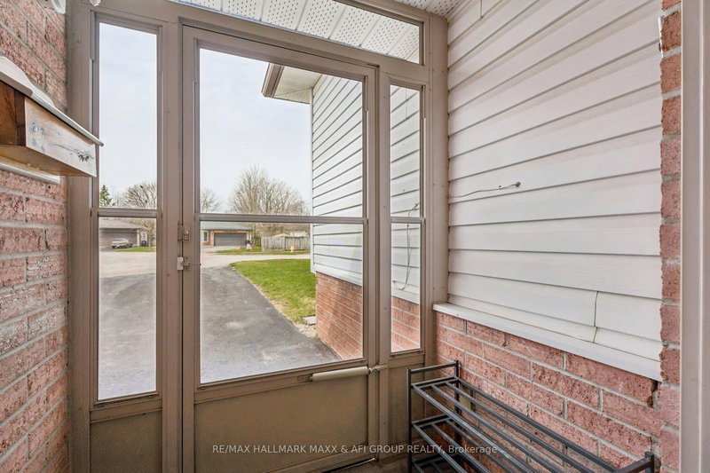 11 Charlotte Crt, Barrie, L4N 6B2 | Image 3