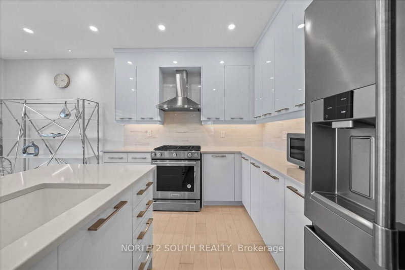 118 Berkely St, Wasaga Beach, L9Z 0K5 | Image 2