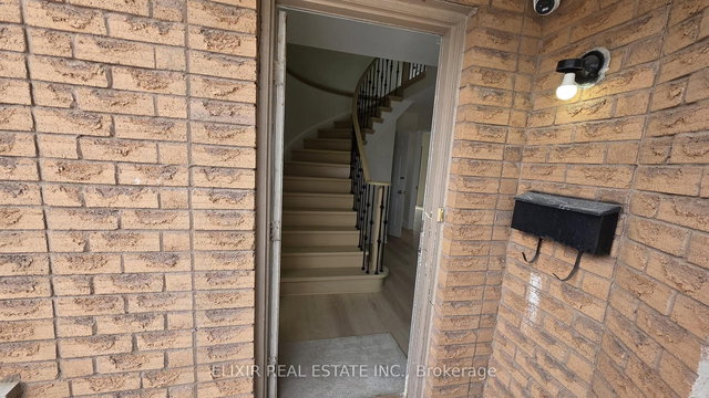 #Upper - 41 BLAIR Crescent