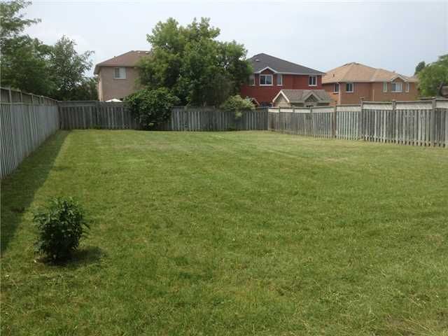 14 Round Leaf Crt, Barrie, L4N 9N3 | Image 2