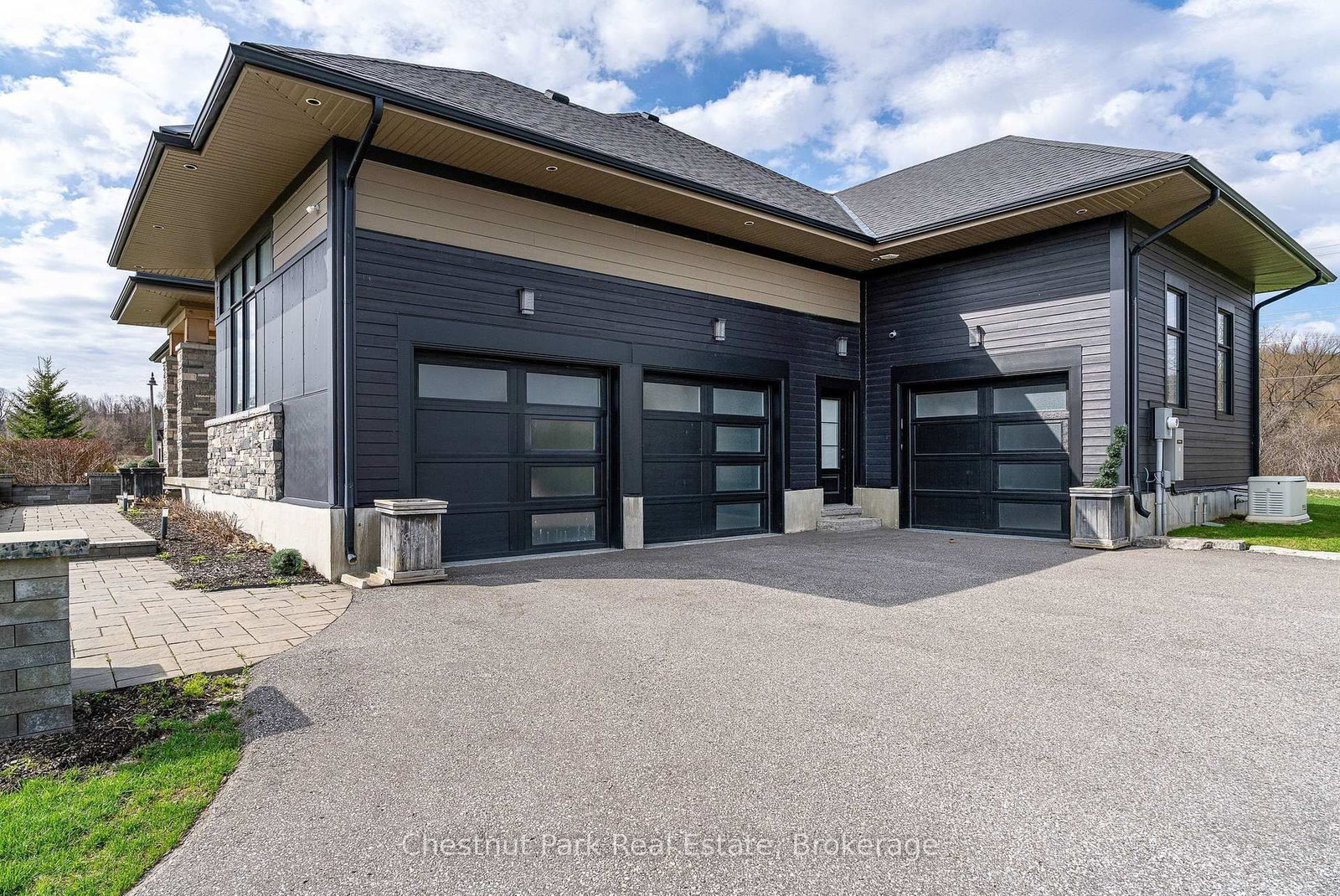 1 Windrose Valley Boulevard • Clearview, ON photo 3