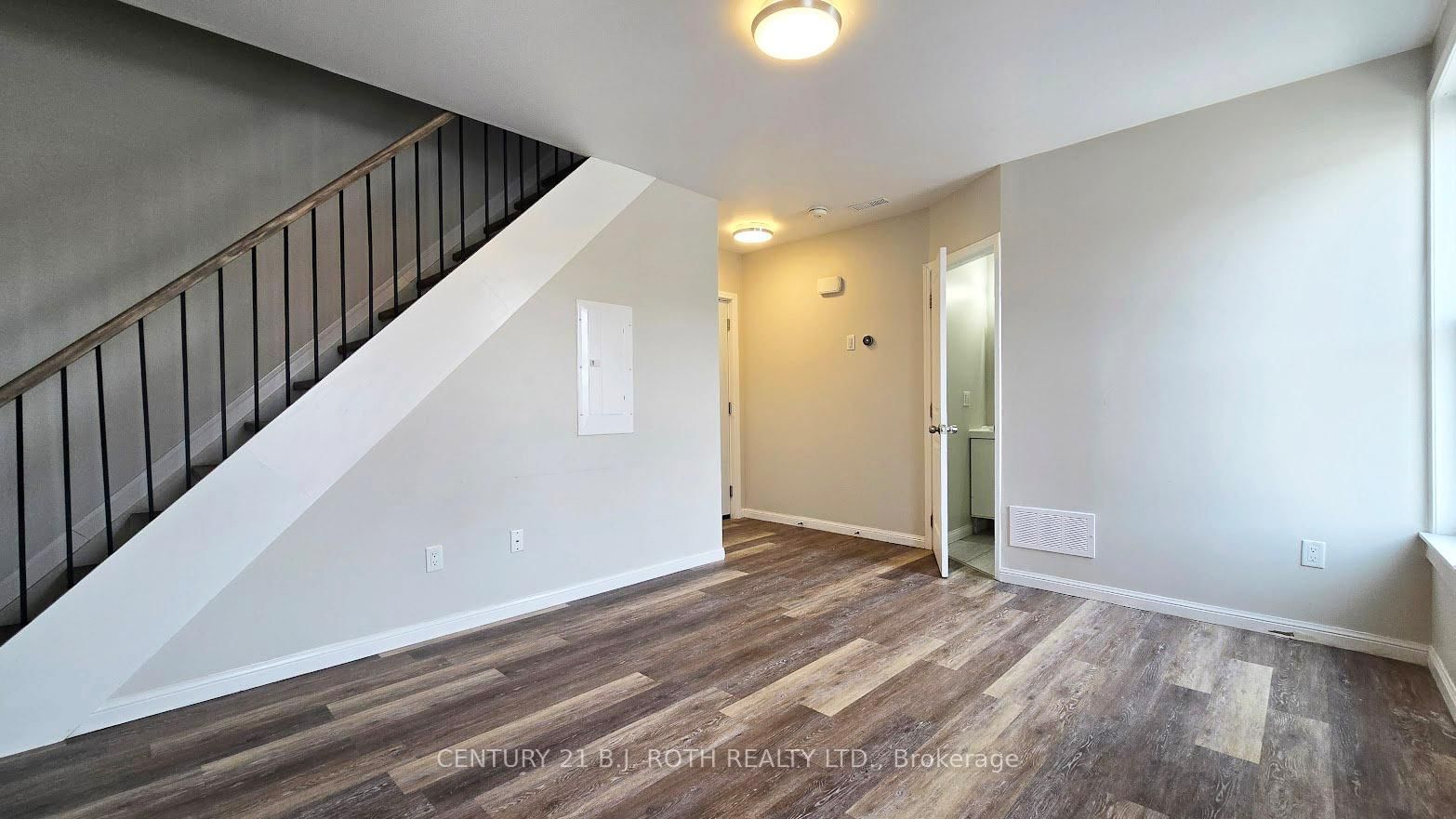 44 Front Street S, Unit 4 - Photo 4