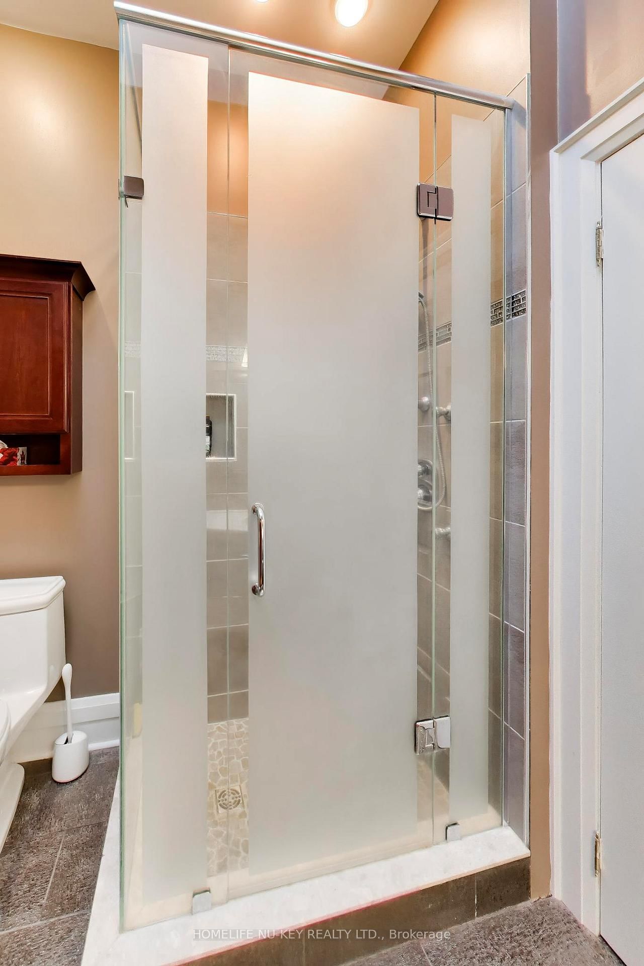 38 CASTLE Drive • Barrie, ON photo 22