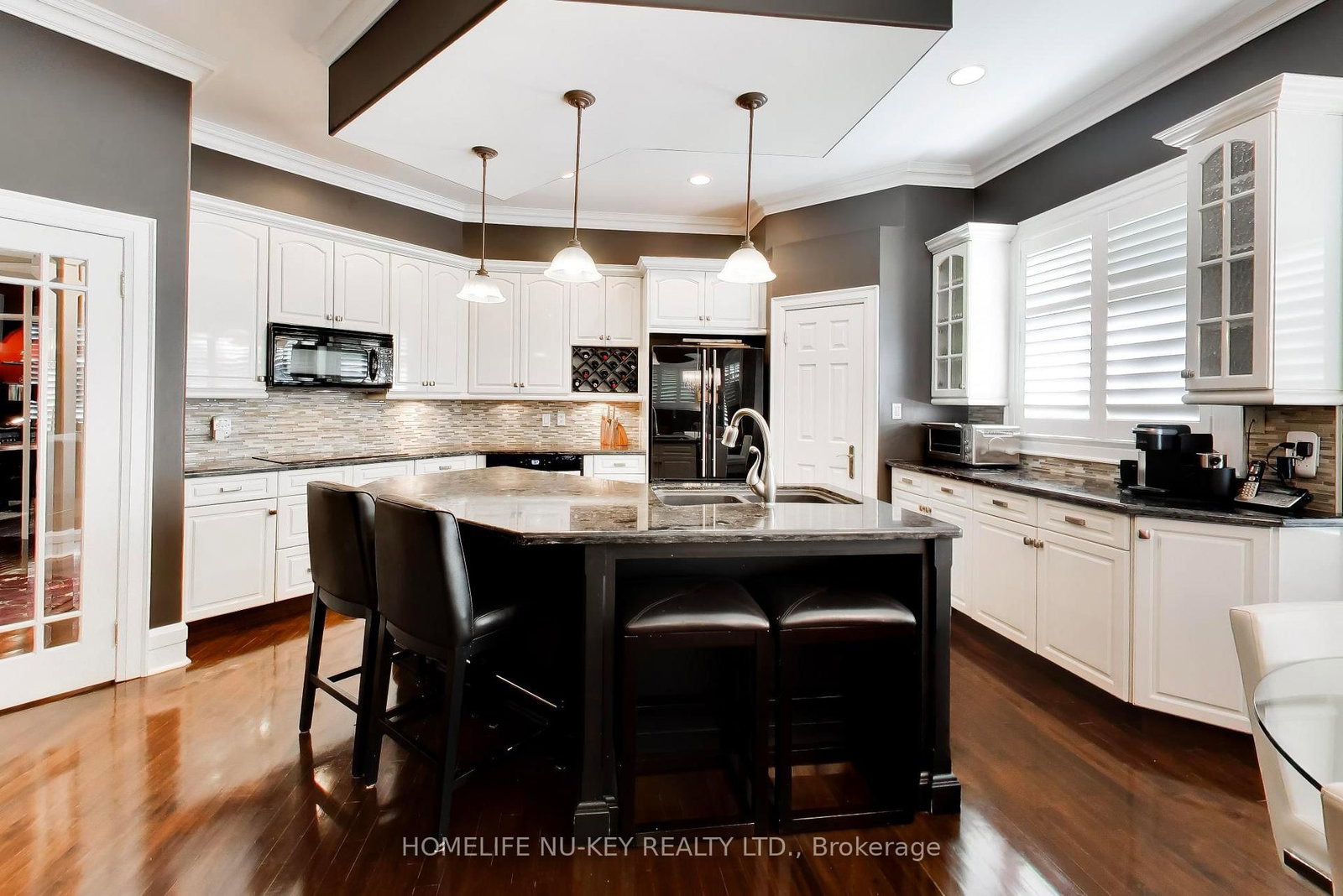 38 CASTLE Drive • Barrie, ON photo 9