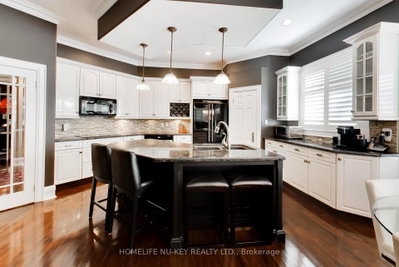 38 CASTLE Drive • Barrie, ON photo 9